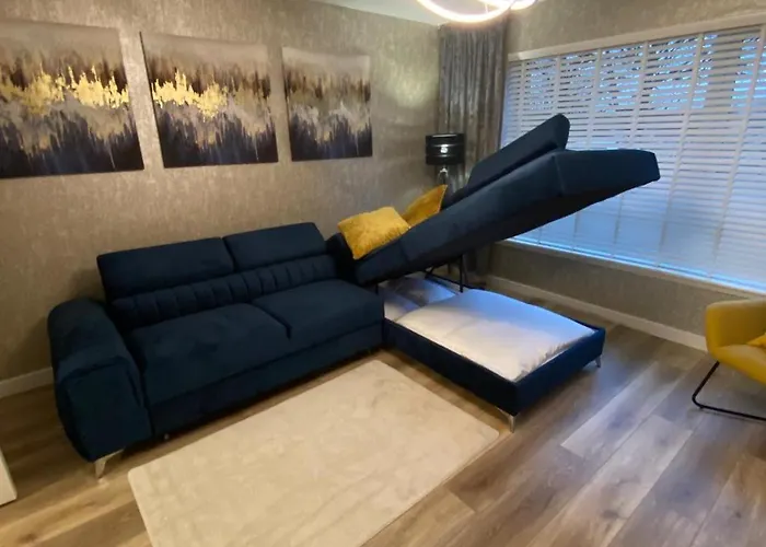 Entire Spacious 3-bed Family Home, Centre, Free Parking, Garden * Глазго