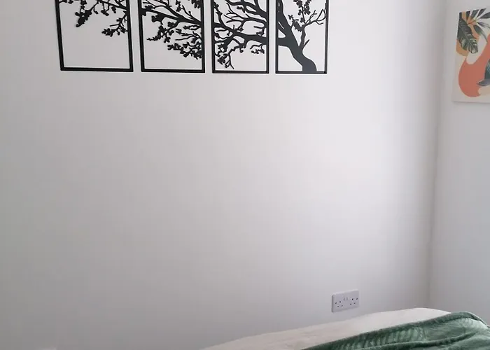 Entire Spacious 3-bed Family Home, Centre, Free Parking, Garden *