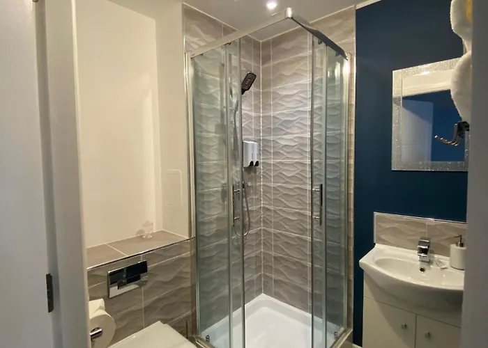 Entire Spacious 3-bed Family Home, Centre, Free Parking, Garden Апартаменты *