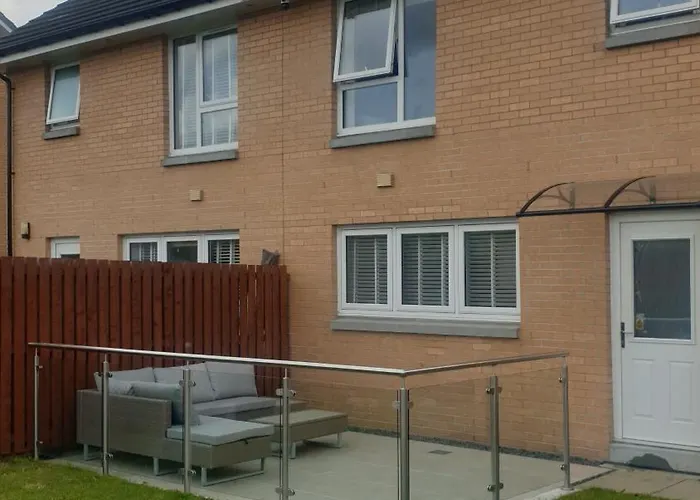 Entire Spacious 3-bed Family Home, Centre, Free Parking, Garden Апартаменты