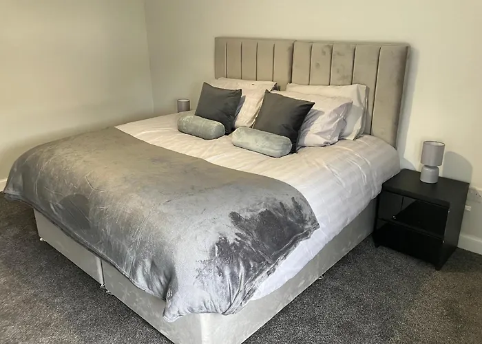 Stunning 3 Bedroom 2 Bathroom West End House With Free Parking And Wi-fi *