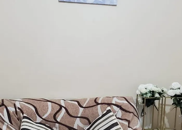 Cosy And Bright 3-bedroom Flat Apartment *