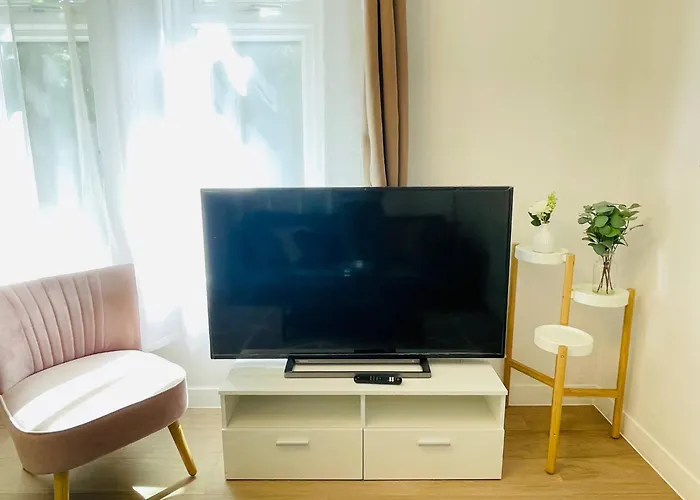 Lovely 1-bedroom In Near Subway Apartament *