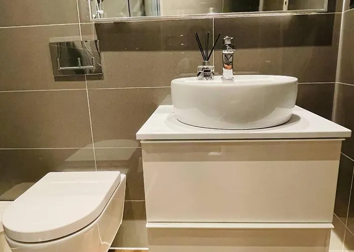 Lovely 1-bedroom In Near Subway Glasgow