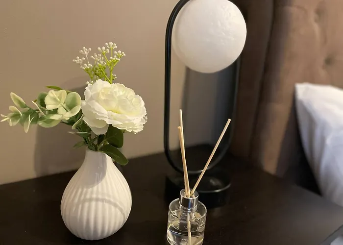 Lovely 1-bedroom In Near Subway Glasgow