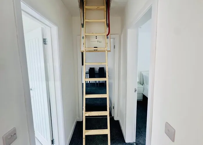 Modern 2 Bedroom With Extra Loft Bedroom דירה *