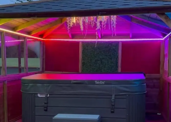 Finn Village Raspberry Private Garden, 6-seater Hot Tub, Firepit&pizza Stove