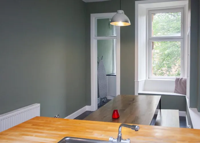 Modern, Light-filled And Sleek West End Glasgow