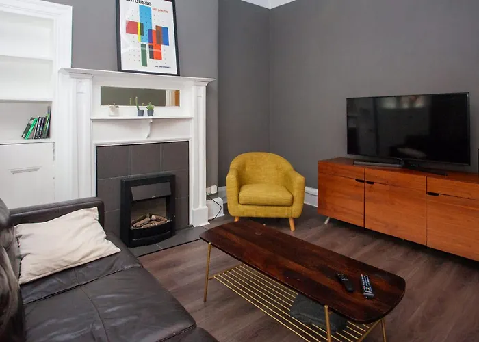 Modern, Light-filled And Sleek West End *