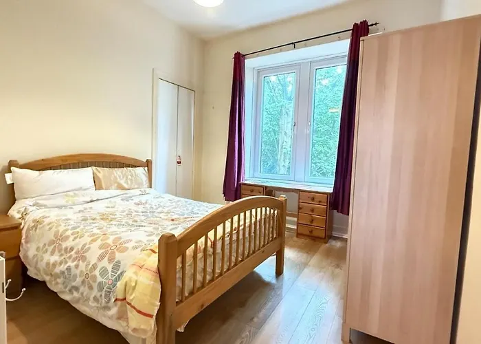 One Bedroom Flat Close To Centre And Amenities *