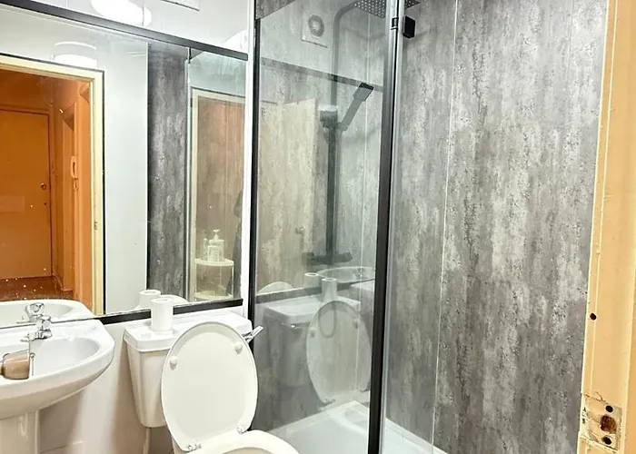 One Bedroom Flat Close To Centre And Amenities