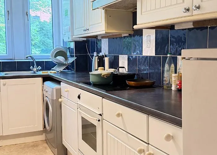 One Bedroom Flat Close To Centre And Amenities *