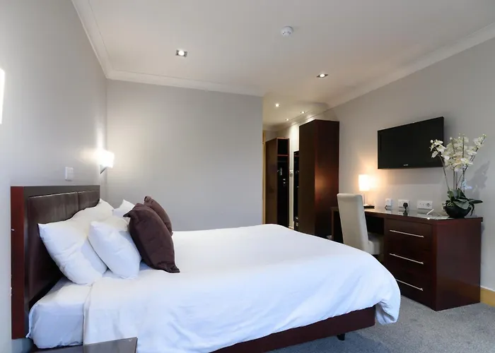 Hotel Glynhill & Near Airport