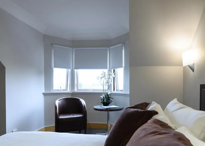 Glynhill & Near Airport Hotel