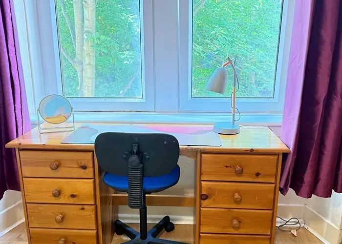 One Bedroom Flat Close To Centre And Amenities *