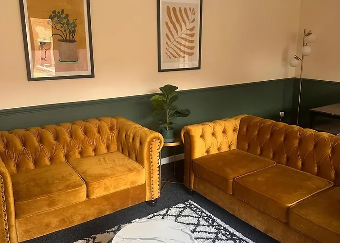 3br Flat Sleeps 6 West End Sights Driveway グラスゴー