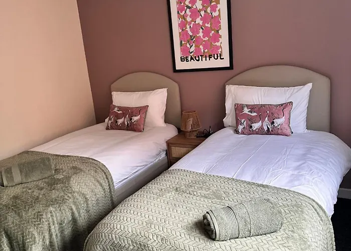 3br Flat Sleeps 6 West End Sights Driveway *