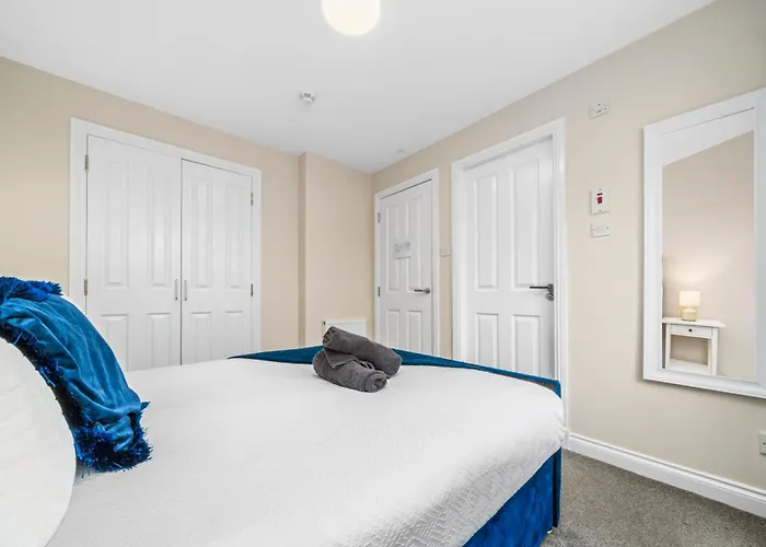 Modern 5 Bedroom Townhouse With Free Parking *