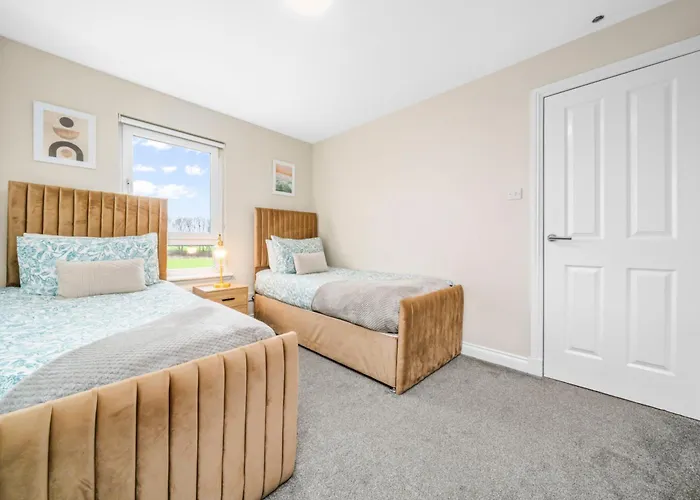 Modern 5 Bedroom Townhouse With Free Parking Ferienhaus *