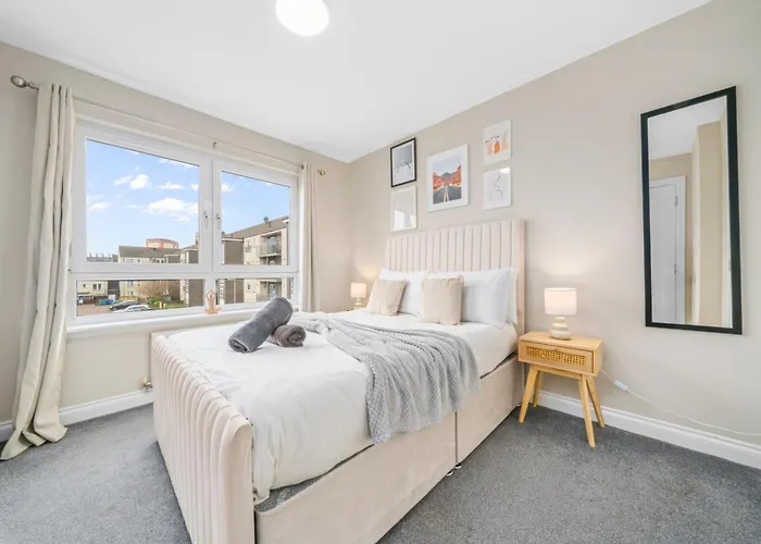 Modern 5 Bedroom Townhouse With Free Parking גלאזגו