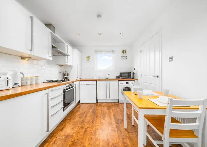 Modern 5 Bedroom Townhouse With Free Parking * גלאזגו