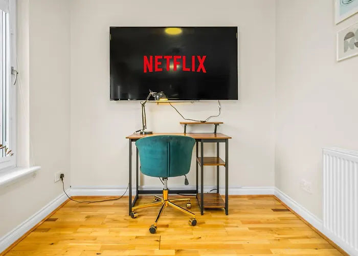 Ferienhaus Modern 5 Bedroom Townhouse With Free Parking