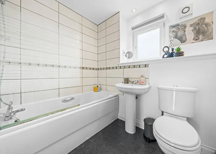 Modern 5 Bedroom Townhouse With Free Parking * גלאזגו