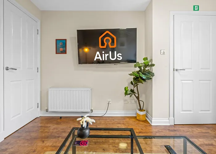 Ferienhaus Modern 5 Bedroom Townhouse With Free Parking