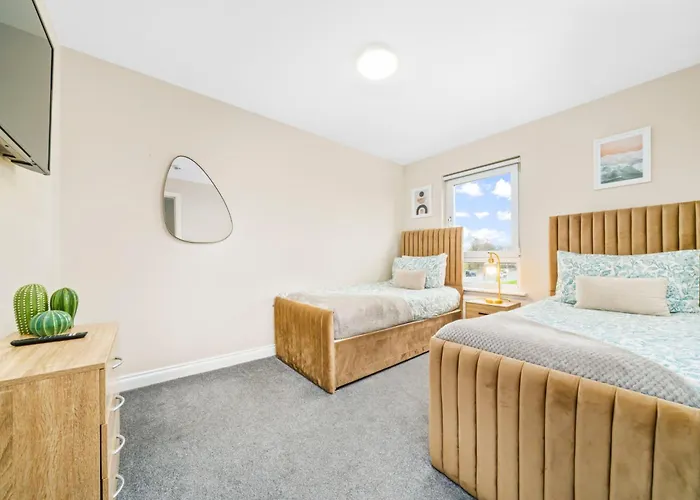 בית נופש Modern 5 Bedroom Townhouse With Free Parking גלאזגו