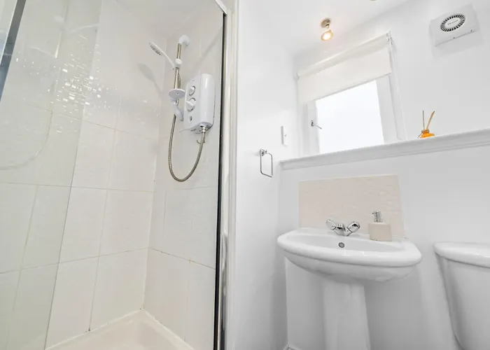 Modern 5 Bedroom Townhouse With Free Parking גלאזגו