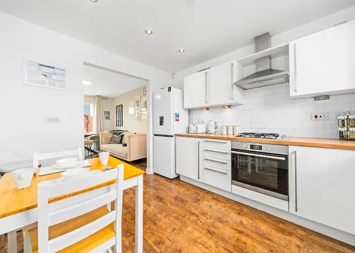 Modern 5 Bedroom Townhouse With Free Parking * גלאזגו