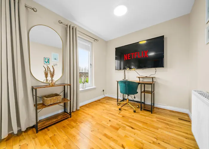 Ferienhaus Modern 5 Bedroom Townhouse With Free Parking