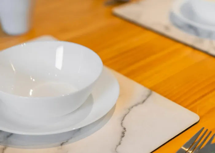 Modern 5 Bedroom Townhouse With Free Parking *