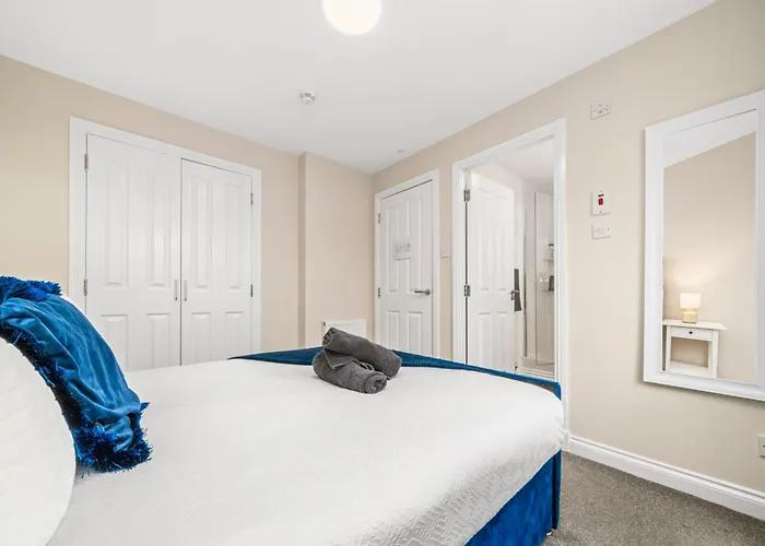 Modern 5 Bedroom Townhouse With Free Parking גלאזגו