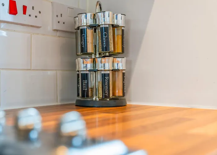 Modern 5 Bedroom Townhouse With Free Parking בית נופש