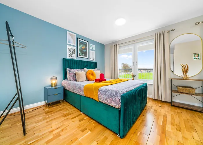 Modern 5 Bedroom Townhouse With Free Parking *