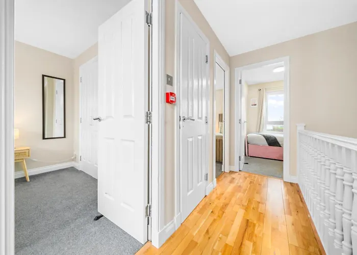 Nyaraló Modern 5 Bedroom Townhouse With Free Parking Glasgow