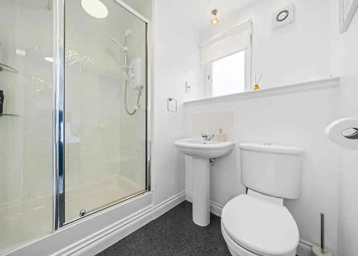 Modern 5 Bedroom Townhouse With Free Parking *