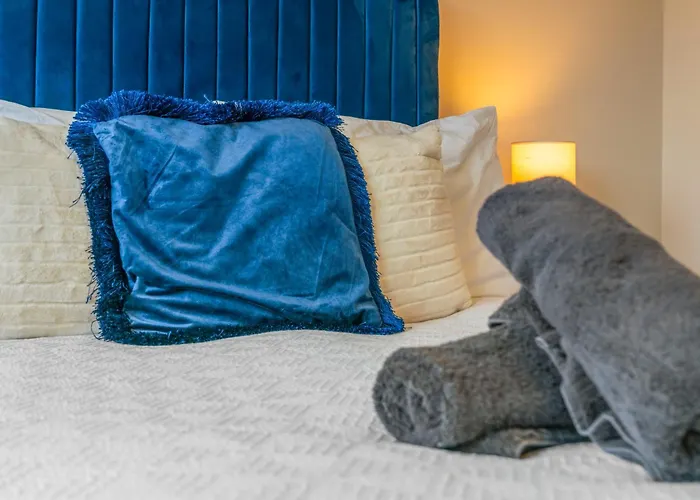 Modern 5 Bedroom Townhouse With Free Parking גלאזגו