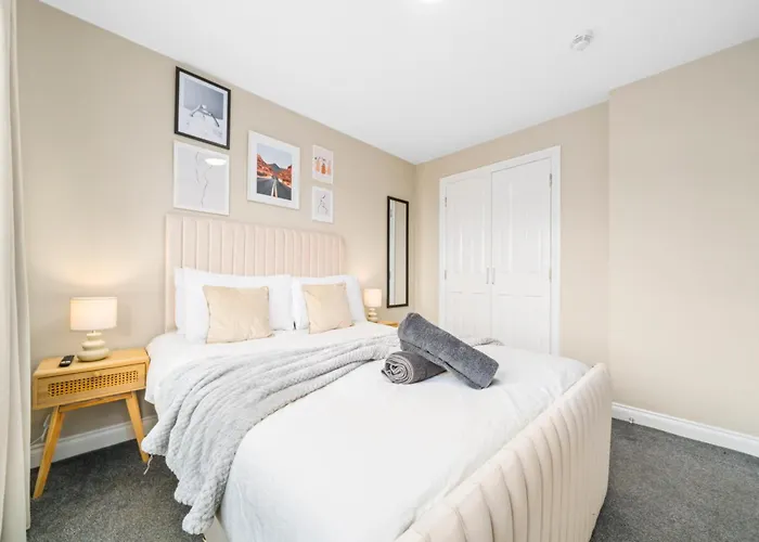 Modern 5 Bedroom Townhouse With Free Parking Ferienhaus