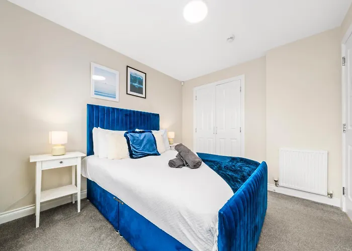 בית נופש Modern 5 Bedroom Townhouse With Free Parking