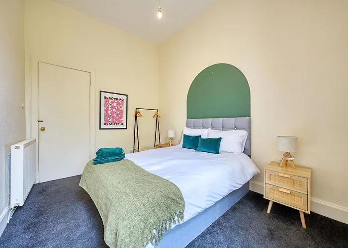 Group 4br Sleeps 11 Near Ibrox Parking Apartment