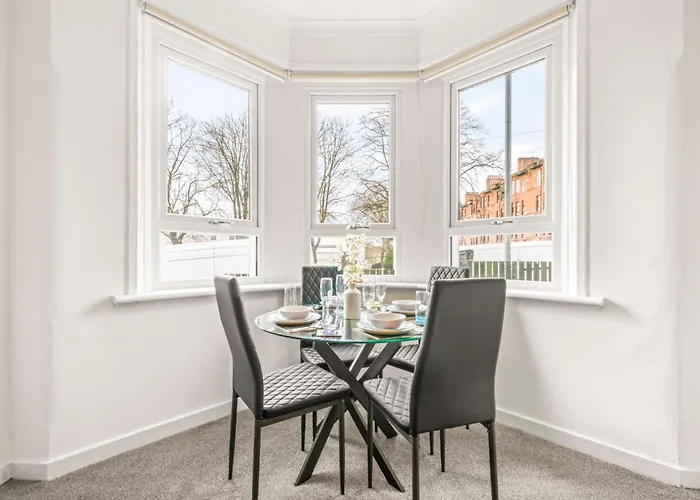 Cosy And Bright 3-bedroom Flat *