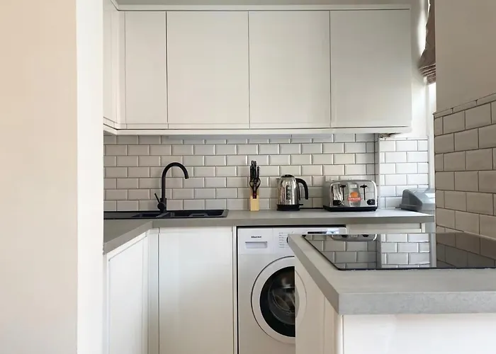 Apartment Renovated West End Flat In