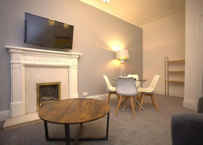 Renovated West End Flat In Glasgow