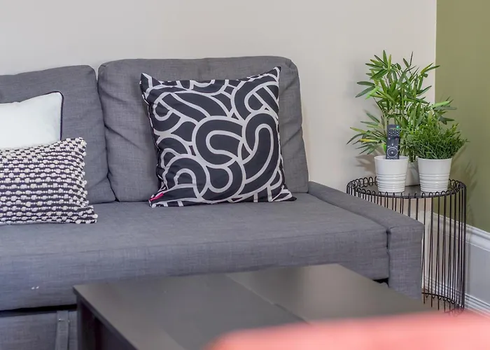 Haven Main Door & Parking - Pass The Keys Glasgow