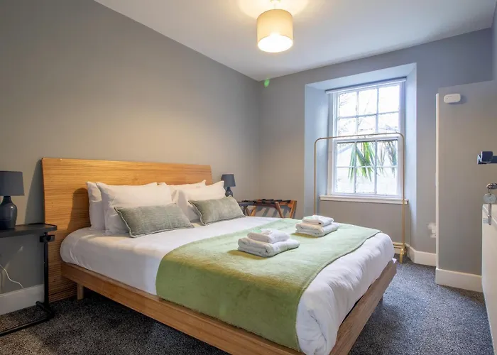 Happy Haven Home, West End - Pass The Keys Apartment *