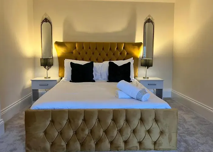 3 Bed - Sleeps 7 - Free Parking - Location בית נופש