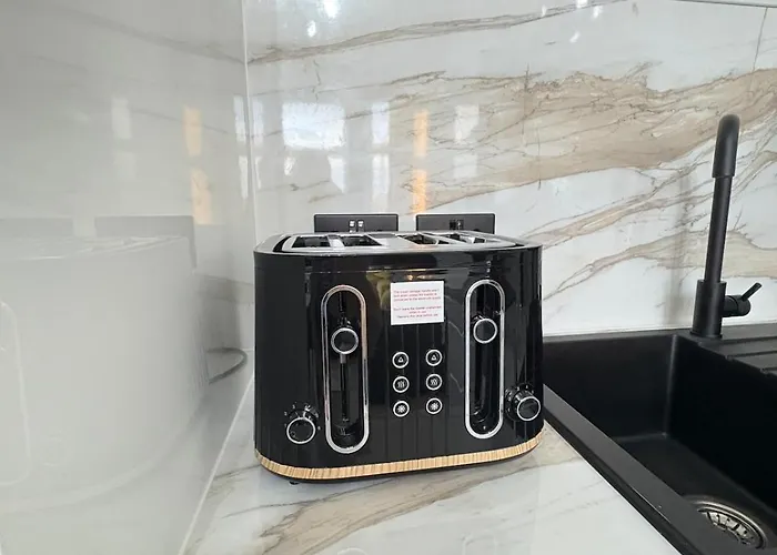 3br West End Flat W Free Parkin דירה *