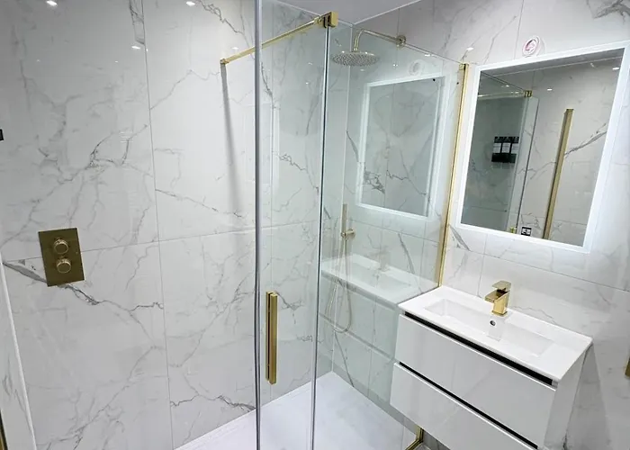 דירה 3br West End Flat W Free Parkin *